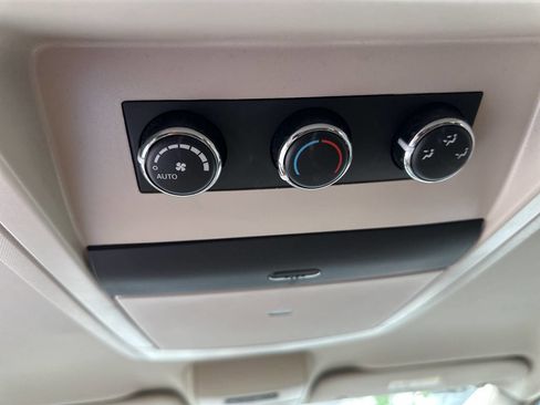 Used 2014 Chrysler Town & Country Touring FWD image 14
