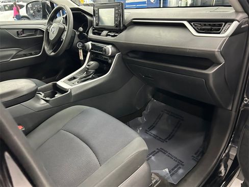 Used 2019 Toyota RAV4 LE image 20