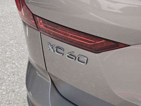 Used 2025 Volvo XC60 B5 Plus image 14