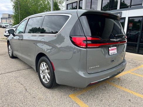 Used 2023 Chrysler Pacifica Touring-L FWD image 7