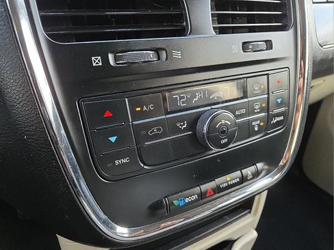 Used 2015 Chrysler Town & Country Touring image 24