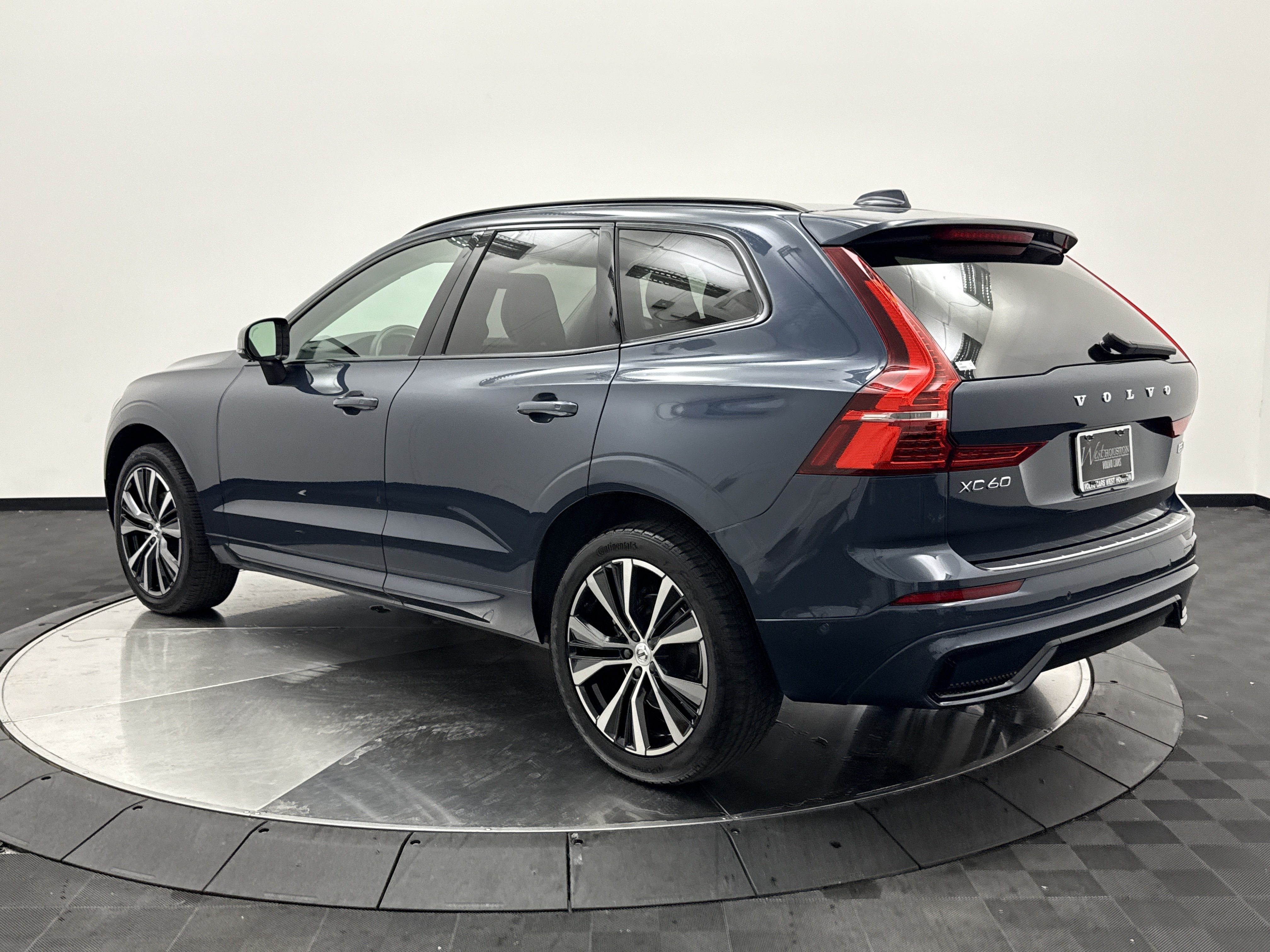 Used 2024 Volvo XC60 B5 Plus w/ Protection Package Premier AWD/4WD image 5