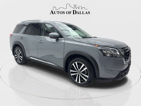 Used 2025 Nissan Pathfinder Platinum image 2