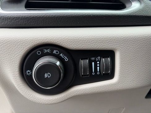 Used 2022 Chrysler Pacifica Limited FWD image 19