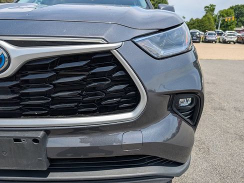 Used 2021 Toyota Highlander XLE AWD/4WD image 11