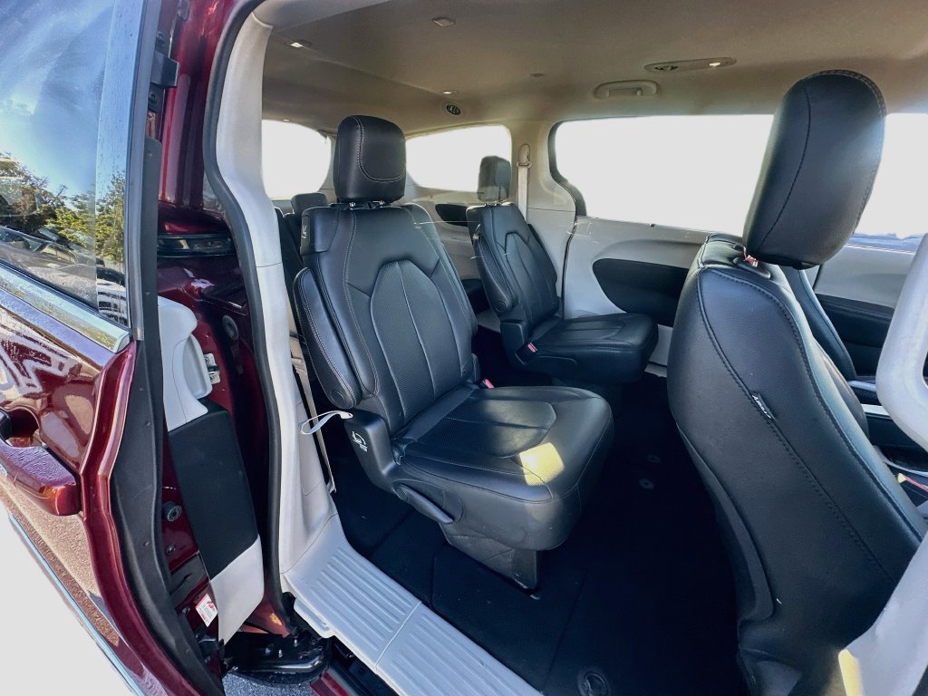 Used 2018 Chrysler Pacifica Touring-L FWD image 27