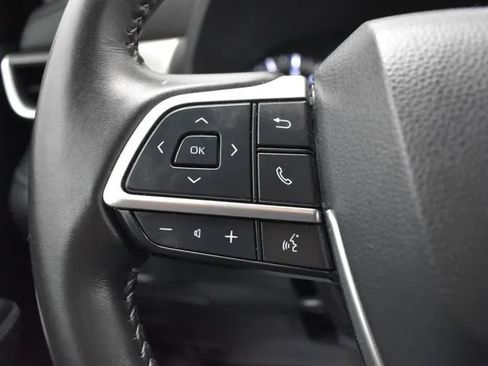 Used 2025 Toyota Highlander LE FWD image 25