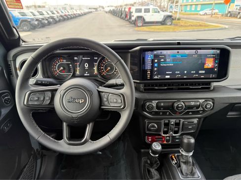 Used 2025 Jeep Gladiator Sport image 14