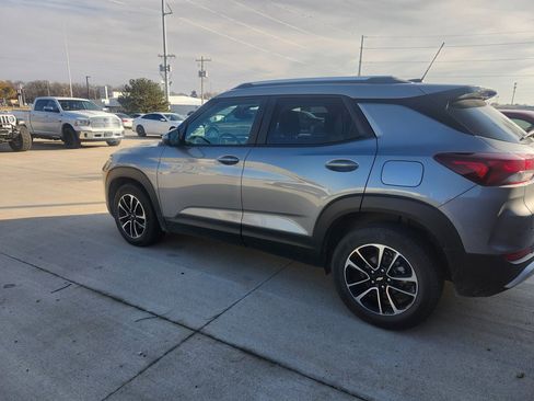 Used 2025 Chevrolet TrailBlazer LT image 1