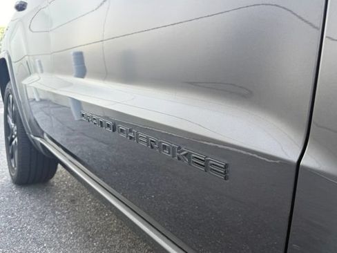 Used 2020 Jeep Grand Cherokee Altitude AWD/4WD image 10