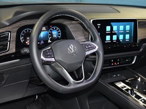 Used 2024 Volkswagen Atlas SEL AWD/4WD image 2