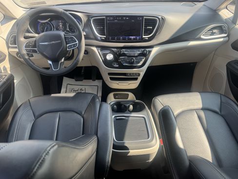 Used 2023 Chrysler Pacifica Touring-L FWD image 14