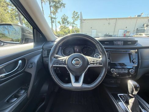 Used 2018 Nissan Rogue SV w/ Premium Package FWD image 12