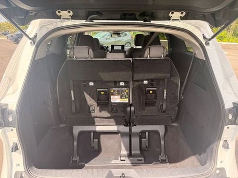 Used 2025 Toyota Sienna LE FWD image 11