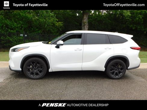 Used 2022 Toyota Highlander L FWD image 2