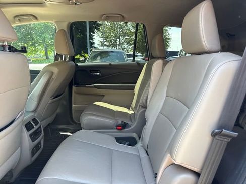 Used 2022 Honda Pilot Touring image 11
