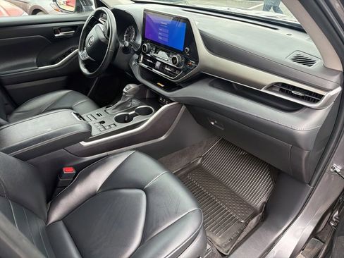 Used 2023 Toyota Highlander XLE AWD/4WD image 9
