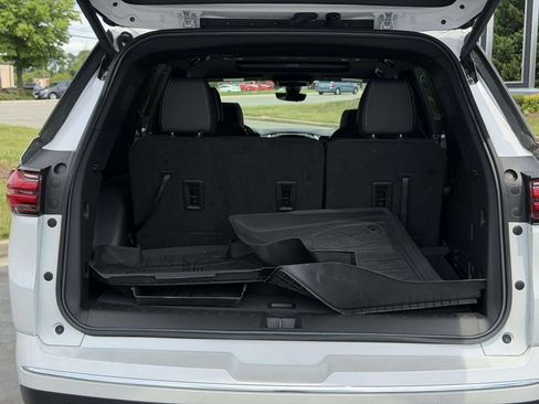 Used 2023 Chevrolet Traverse Premier FWD image 14