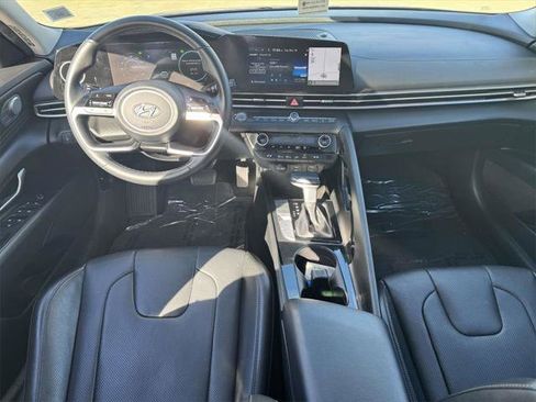 Used 2022 Hyundai Elantra Limited image 12