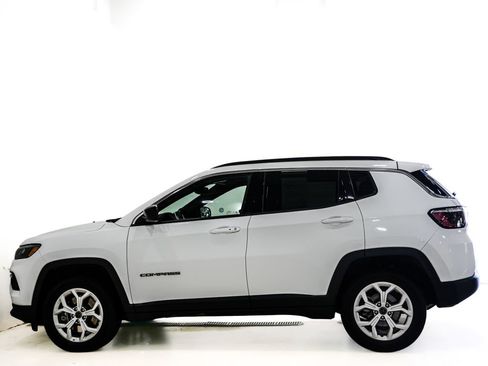 Used 2025 Jeep Compass Latitude w/ Sun & Sound Group AWD/4WD image 6