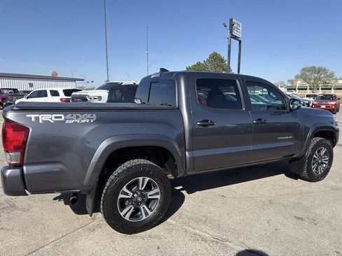 Used 2017 Toyota Tacoma TRD Sport AWD/4WD image 8