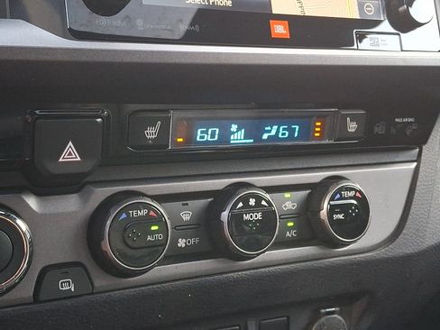 Used 2018 Toyota Tacoma TRD Sport AWD/4WD image 17