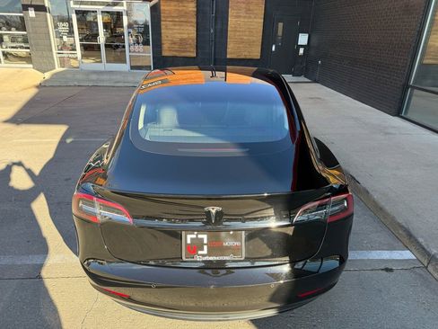 Used 2019 Tesla Model 3 Standard Range Plus image 17