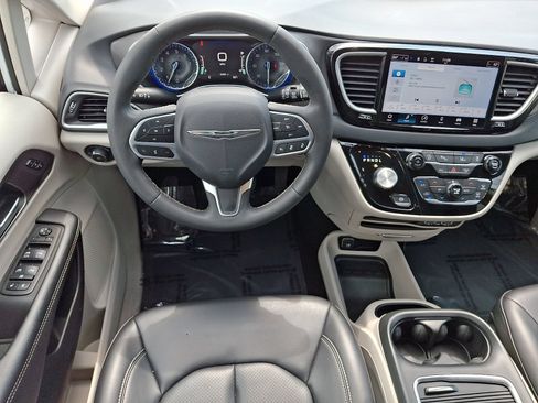 Used 2023 Chrysler Pacifica Touring-L FWD image 12