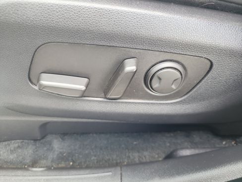 Used 2024 Kia Carnival EX FWD image 12
