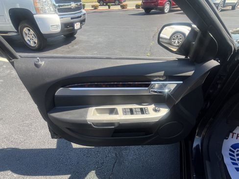 Used 2010 Chrysler Sebring Limited FWD image 7
