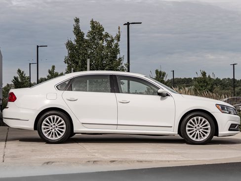 Used 2016 Volkswagen Passat 1.8T SE FWD image 3