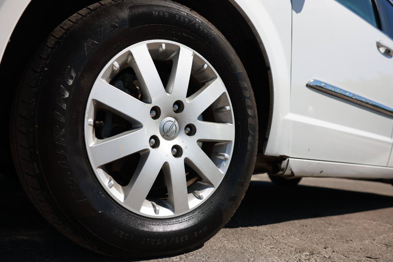 Used 2015 Chrysler Town & Country Touring FWD image 31