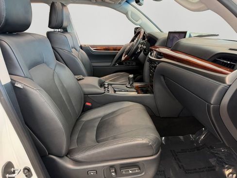 Used 2019 Lexus LX 570 4WD w/ Luxury Package image 8
