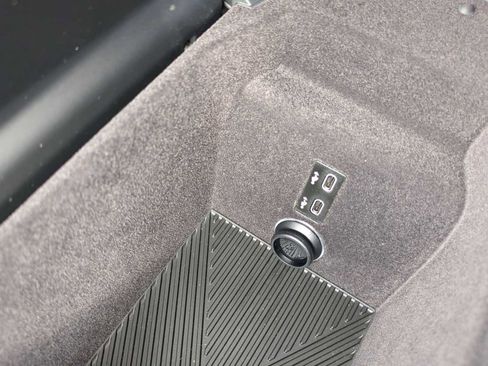 Used 2024 BMW i7 xDrive60 image 32