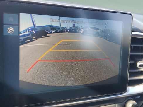Certified 2025 Hyundai Venue SEL FWD image 28