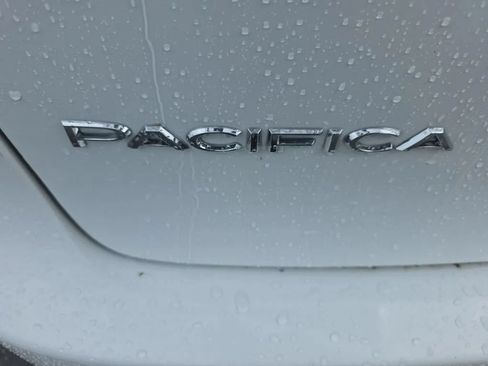 Used 2017 Chrysler Pacifica Touring-L Plus w/ Tire & Wheel Group FWD image 16