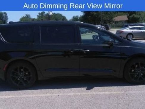 Used 2025 Chrysler Pacifica Limited FWD image 4