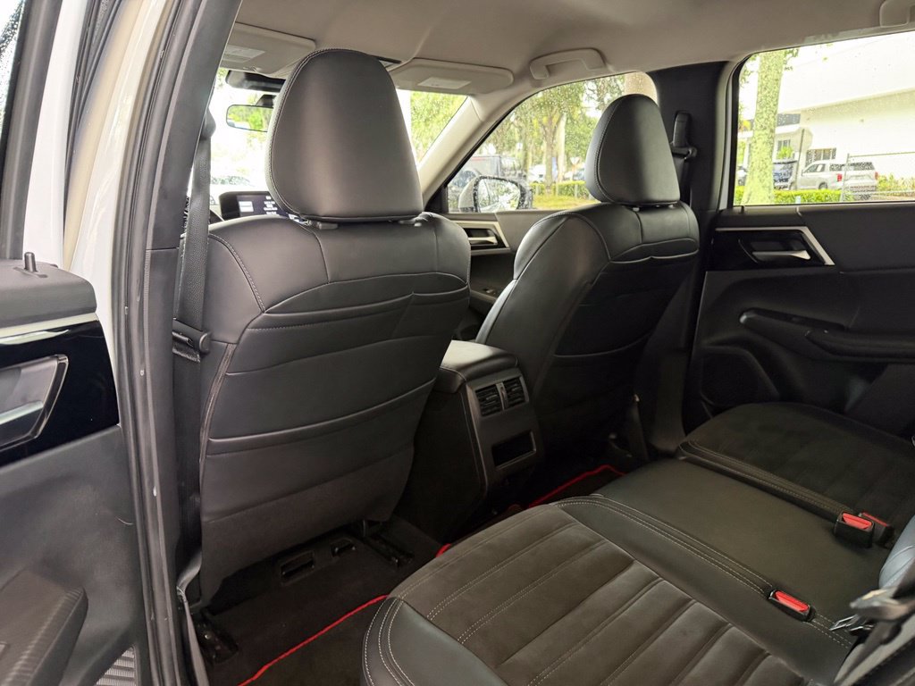 Used 2023 Mitsubishi Outlander 4WD Plug-In Hybrid image 36