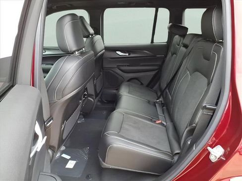 New 2025 Jeep Grand Cherokee Altitude image 9