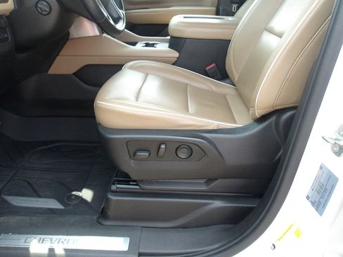 Used 2021 Chevrolet Tahoe Premier w/ Premium Package image 16