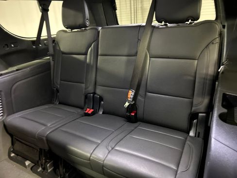 Used 2025 Chevrolet Suburban Z71 image 24