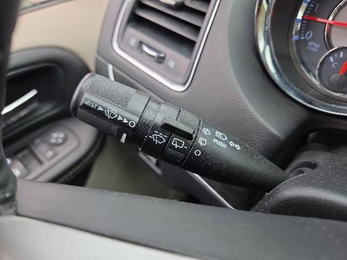 Used 2016 Chrysler Town & Country Touring-L FWD image 55