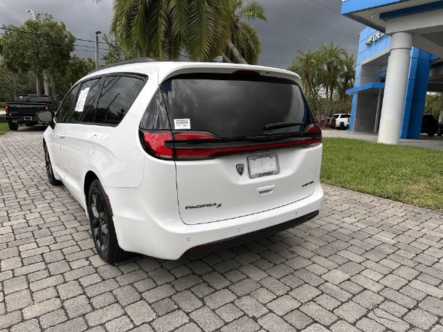 Used 2025 Chrysler Pacifica Limited FWD image 35