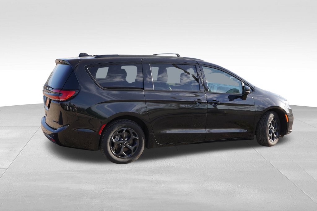 Used 2024 Chrysler Pacifica Premium FWD image 4