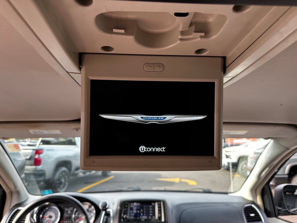 Used 2016 Chrysler Town & Country Touring w/ Driver Convenience Group FWD image 11
