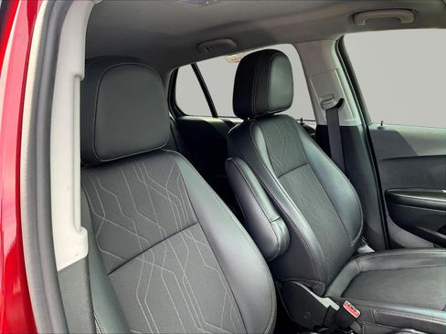 Used 2022 Chevrolet Trax LT w/ LT Convenience Package AWD/4WD image 29