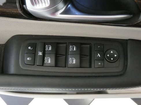 Used 2024 Chrysler Pacifica Limited w/ Trailer Tow Group FWD image 23