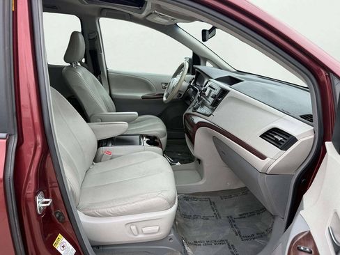 Used 2013 Toyota Sienna XLE FWD image 13