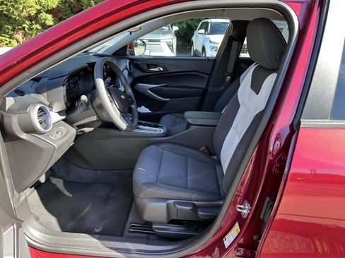 Used 2024 Chevrolet Trax LS w/ LS Convenience Package FWD image 11