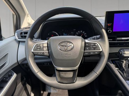 Used 2025 Toyota Sienna XLE w/ XLE Plus Package AWD/4WD image 13